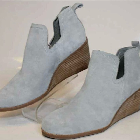 Tom’s light blue shoes - Picture 4 of 4